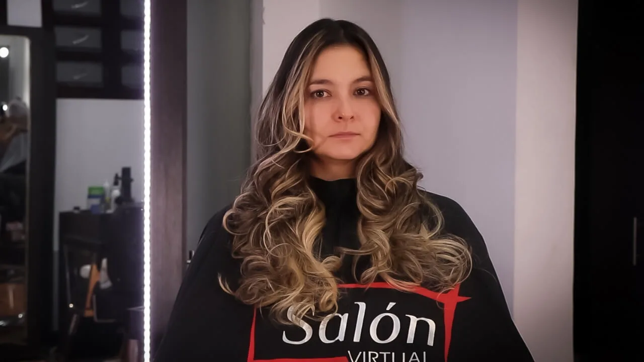 Clienta de El Salón Virtual con un balayage terminado
