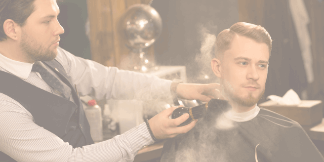 Barbero realizando un corte