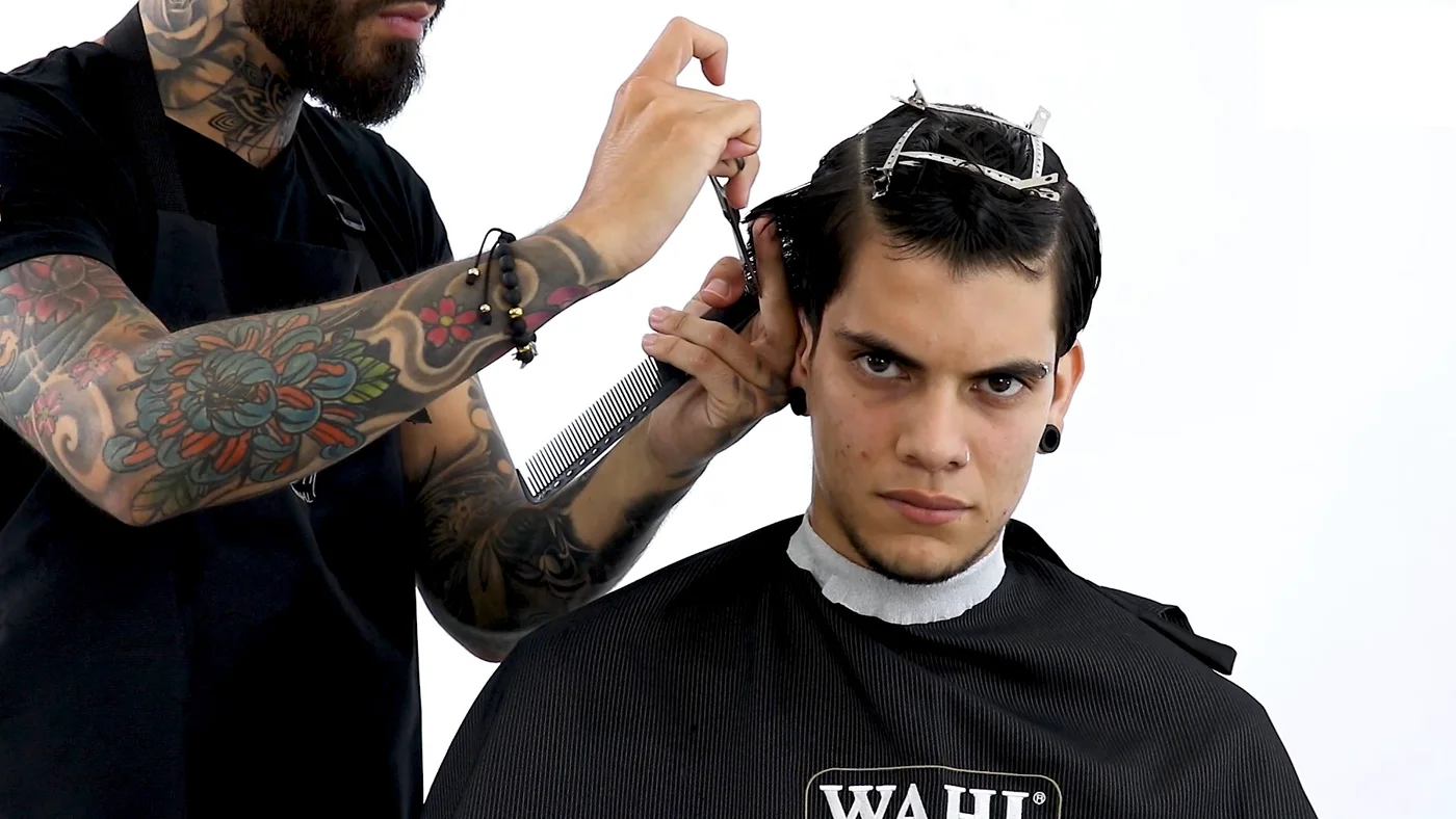 Barbero diseñando un corte con tijera