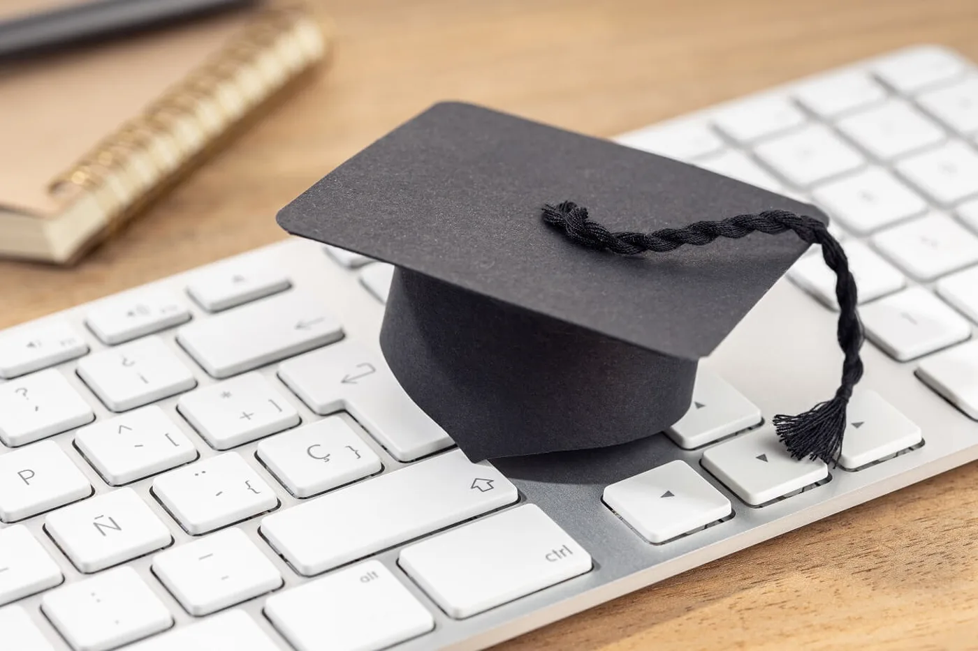 Birrete de graduación sobre un teclado